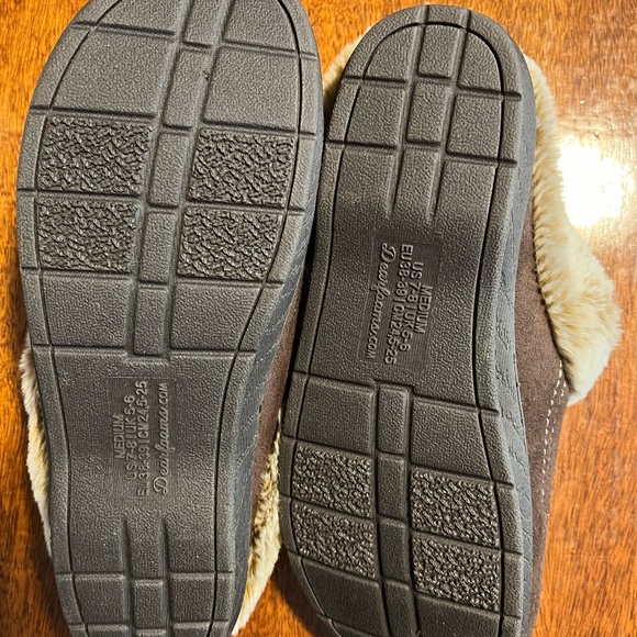 NWOT Women’s Dearfoams Slippers (MBCS Box 2) - Picture 3 of 4